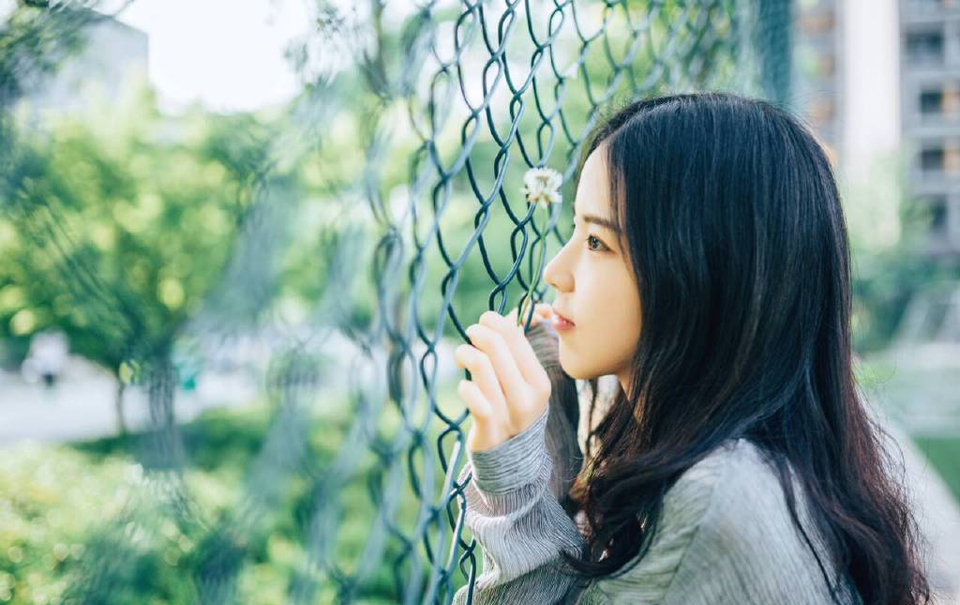 爱情有若佛家的禅---不可说，不可说，一说就是错[lizhigushicom]。婚姻和爱情的模式在世界有千万种，我的看法：女人是一架钢琴，遇到一位名家来弹，奏出来的是一支名曲。如果是一个普通人来弹，也许会奏出一条流行曲，要是碰上了不会弹琴的人，恐怕就不成歌了。
